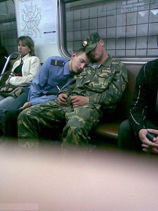 gay amoureux dans le métro